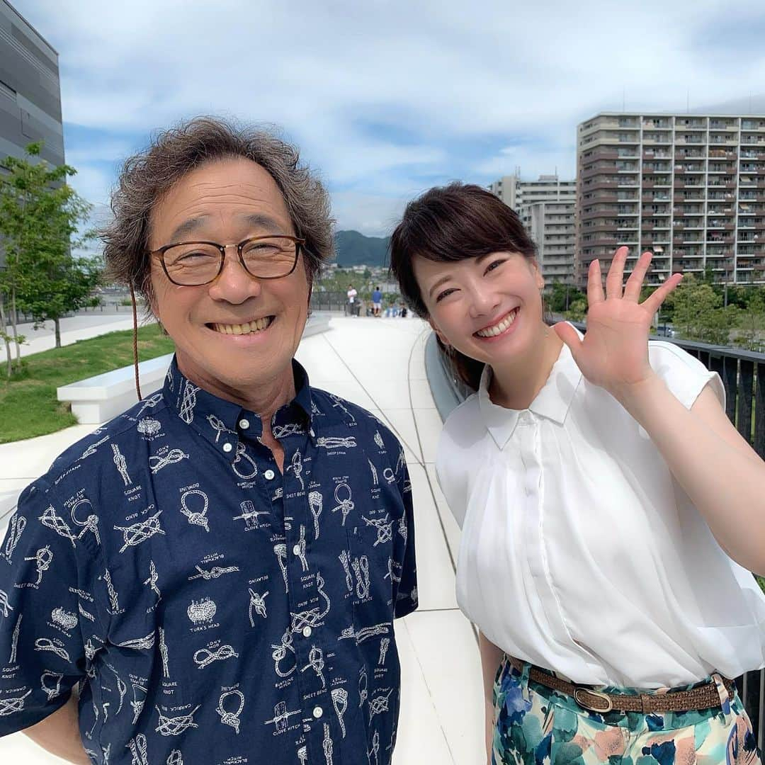 新垣泉子さんのインスタグラム写真 - (新垣泉子Instagram)「鉄矢&泉子スマイル！  #鉄矢がゆく #鉄矢がゆくロケ #この日は #東区 #アイランドシティ #ももち浜s特報ライブ  #武田鉄矢 さん #新垣泉子 #２人とも #笑顔100% #楽しいロケでした #でも #たまに島袋と名前を間違えられます #笑笑 #新垣です！」7月17日 13時55分 - motoko.arakaki