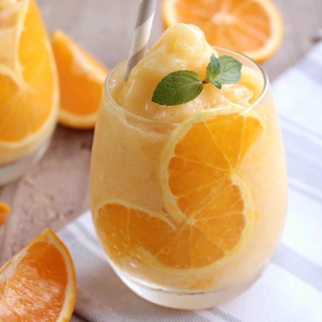 mai_smoothieのインスタグラム：「りんご&バナナ&オレンジのスムージー Apple & banana & orange smoothie  りんごapple90g バナナbanana40g オレンジorange50g 水water150ml 蜂蜜honey トッピングのオレンジorange、ミントmint  薄くカットしたオレンジをグラスの内側面に貼り付ける。 全てを混ぜてブレンダーで撹拌して、滑らかになったらグラスに注ぐ。 トッピングをのせたら出来上がり♪  フルーツはカットし、冷凍してから使用してます。」