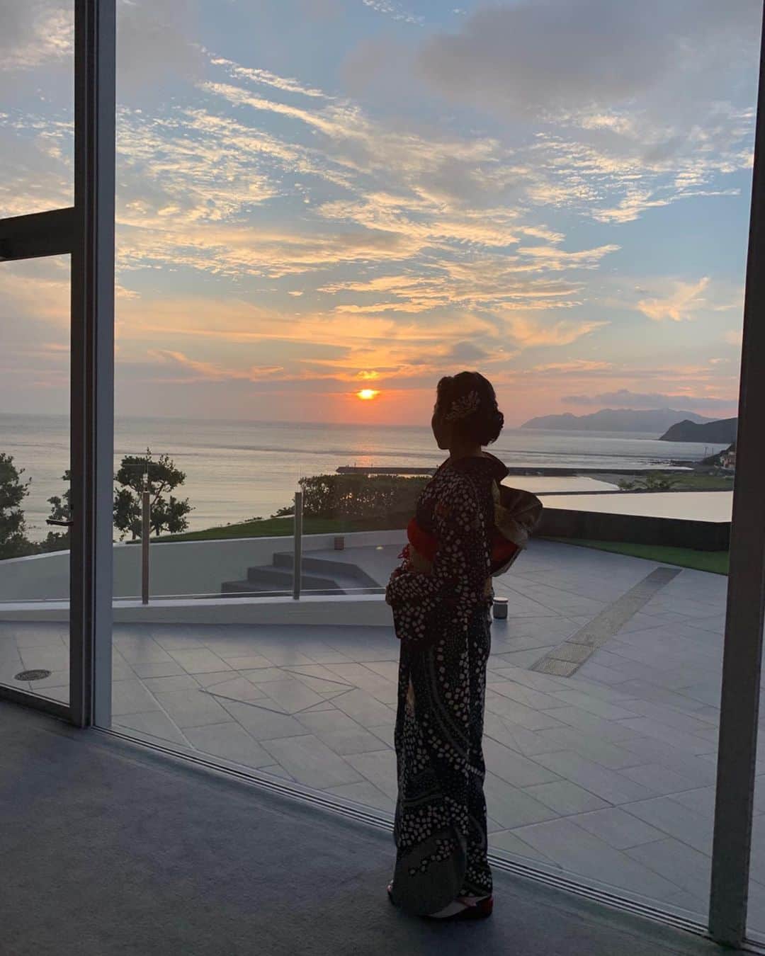 松山愛里のインスタグラム：「. 7月15日に29歳の誕生日を迎えました😊🌻 姉の結婚式が14日だったので福岡に帰省しているのですが、自分の誕生日に地元に帰ってくるのは10年ぶり。 時が経つ早さと、毎年両親からバースデーカードが送られてきていたなぁ、 と東京で1人誕生日を迎えていたことを思うと、 家族にお祝いしてもらって一緒にゆっくり過ごせることがとっても幸せ☺️🧡 お父さん、お母さん、お姉ちゃん、ノエル🐶 ありがとう🌟🌟 . 20代ラストの歳！悔いのないように、自分らしく、 お仕事もプライベートも沢山の笑顔で溢れた1年になればいいなと思います♩ お祝いのメッセージありがとうございました😊💐 . 写真は結婚式会場からの景色。 加工なしでこんなに綺麗🌅🙏🏻」