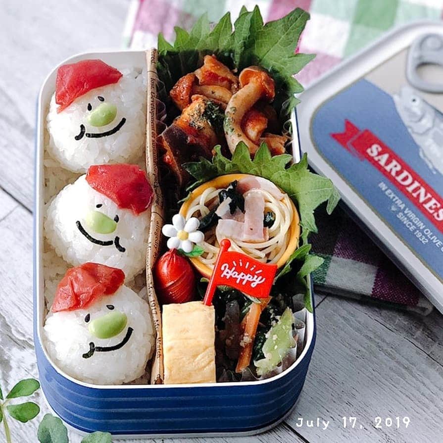 むっくママさんのインスタグラム写真 - (むっくママInstagram)「(о´∀`о)ノ * いつもの#顔むすび弁当　で、こんにちは👋😃 * 梅干し乗っけてます🍙 *  仕事行ってきました🙆 * すっかり幽霊部員のようなインスタ活動しておりますが、いつもいいね👍、コメントありがとうございます😌💕 * 感謝です(*´∀人)💕 * 蒸し暑い日が続いてますが * 午後からもふぁいてぃーん🙌🙌🙌 * チキンとなすのトマト煮込み * ホウレン草とベーコンのペペロンチーノ * 小松菜のごま和え * だし入り玉子焼き * 赤ウインナー *  #お弁当#お弁当作り楽しもう部 #お昼が楽しみになるお弁当 #可愛いお弁当作りたい部 #おにぎり弁当#顔むすび #キャラ弁#キャラベニスト弁当 #ママリクッキング #ベビフル#こども弁当 #こどもごはん #幼稚園弁当#娘弁当 #てづくりおべんと365 #豊かな食卓 #おひるごはん #japanesefood #wp_deli_japan #obento #lunchbox #kyarabenist#foodstagram #instagood #riceball #snapdish#おうちごはんラバー#フーディテーブル」7月17日 14時17分 - mutsukumama