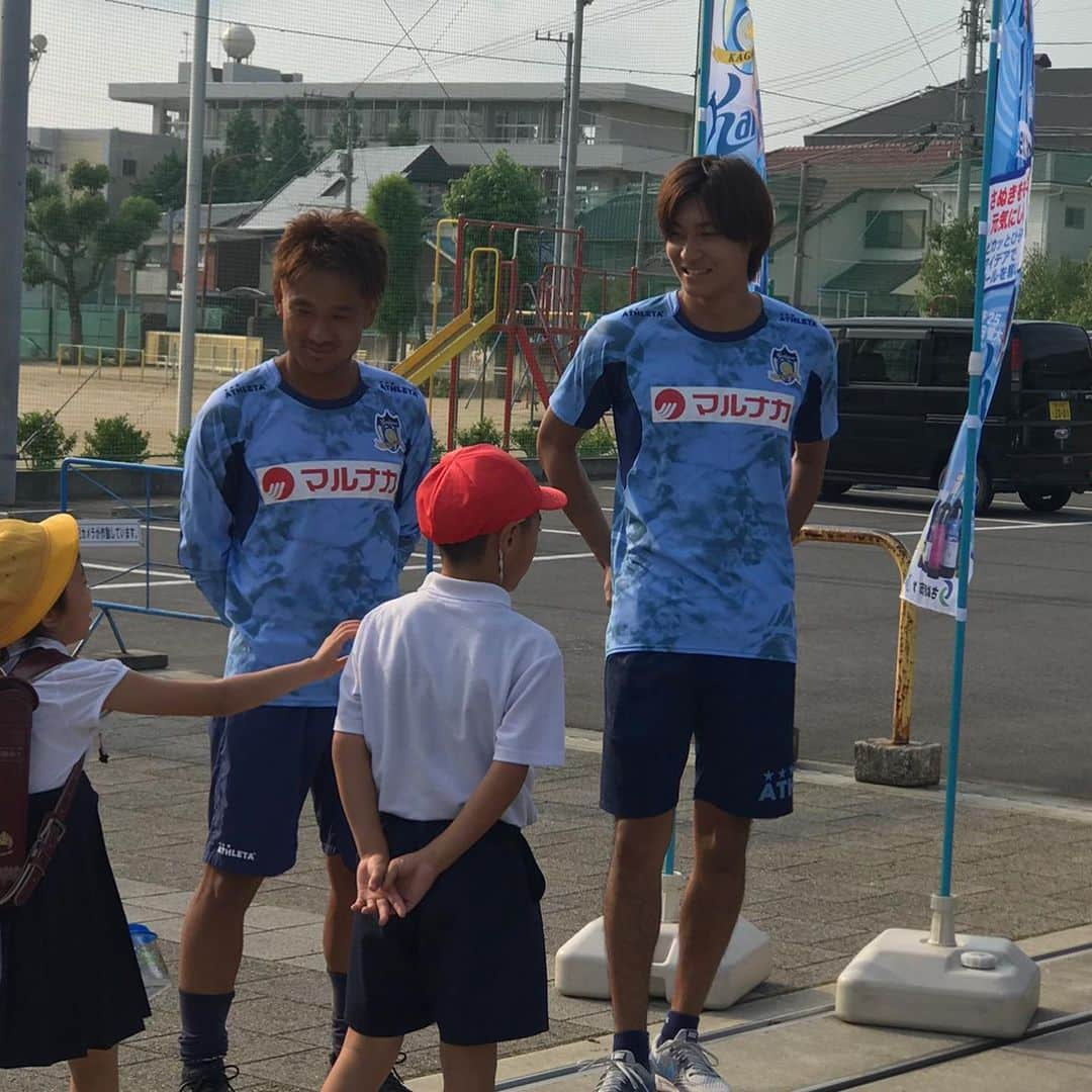 高木和正さんのインスタグラム写真 - (高木和正Instagram)「今日志度小学校にたかと挨拶運動にいってきました^_^  自分の母校でもある志度小学校であいさつ運動ができる日がくるなんて！ なんて日だ。笑  校舎も綺麗になってて俺がいた時とはかわってたな〜。 朝から子供達のたくさんの元気ももらったしここからチームのために働きます‼️ #カマタマーレ讃岐 #高木和正 #西野貴治 #さぬぴー #さぬき市 #地元 #志度小学校 #母校 #あいさつ運動 #志度っ子最高 #チームは連敗だけど #みなさん #ここから #カマタマーレの反撃ですよ #みんなで１つになろう」7月17日 14時21分 - kazumasatakagi