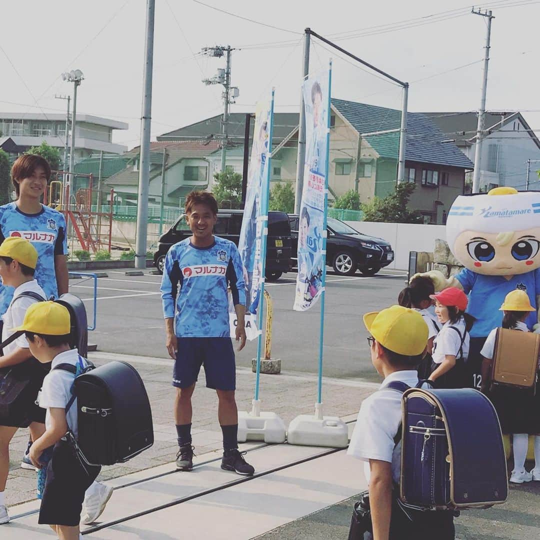 高木和正さんのインスタグラム写真 - (高木和正Instagram)「今日志度小学校にたかと挨拶運動にいってきました^_^  自分の母校でもある志度小学校であいさつ運動ができる日がくるなんて！ なんて日だ。笑  校舎も綺麗になってて俺がいた時とはかわってたな〜。 朝から子供達のたくさんの元気ももらったしここからチームのために働きます‼️ #カマタマーレ讃岐 #高木和正 #西野貴治 #さぬぴー #さぬき市 #地元 #志度小学校 #母校 #あいさつ運動 #志度っ子最高 #チームは連敗だけど #みなさん #ここから #カマタマーレの反撃ですよ #みんなで１つになろう」7月17日 14時21分 - kazumasatakagi