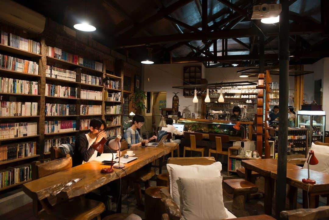 のインスタグラム：「【台南】生い茂る緑の中に現れた大きな平屋のライブラリーカフェ「エー・ルーム」。コーヒーは自家焙煎のものを含め、常時10種類を用意。自慢のマッシュルームとチキン入りサンドウィッチはチャバタパンがおいしいと評判。 photos：@satoko_imz⠀⠀⠀⠀ réalisation：MIO YAMAZAKI⠀⠀⠀⠀ coordination：KATSUHIKO OKUNISHI（TIL space Co., Ltd）⠀⠀⠀⠀ #figarojapon #aroom #エールーム #台南 #台湾グルメ #台湾 #フィガロ8月号」