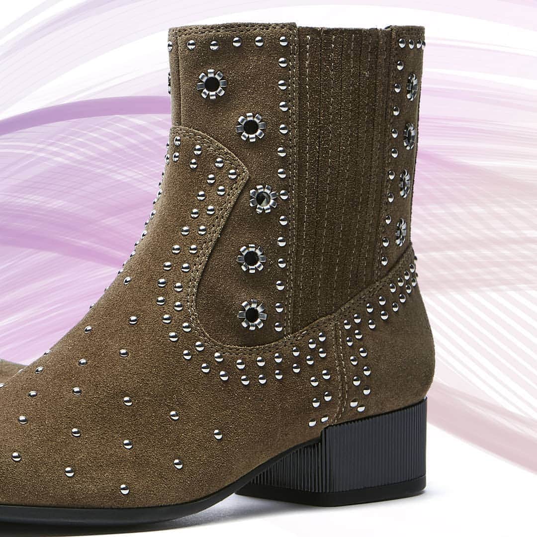 ジェオックスさんのインスタグラム写真 - (ジェオックスInstagram)「Let out your inner-Queen in palace-inspired, arabesque #boots that echo Arabian nights. Stand-out in #studded boots that give you total #comfort.  #geoxlove」7月17日 14時35分 - geox