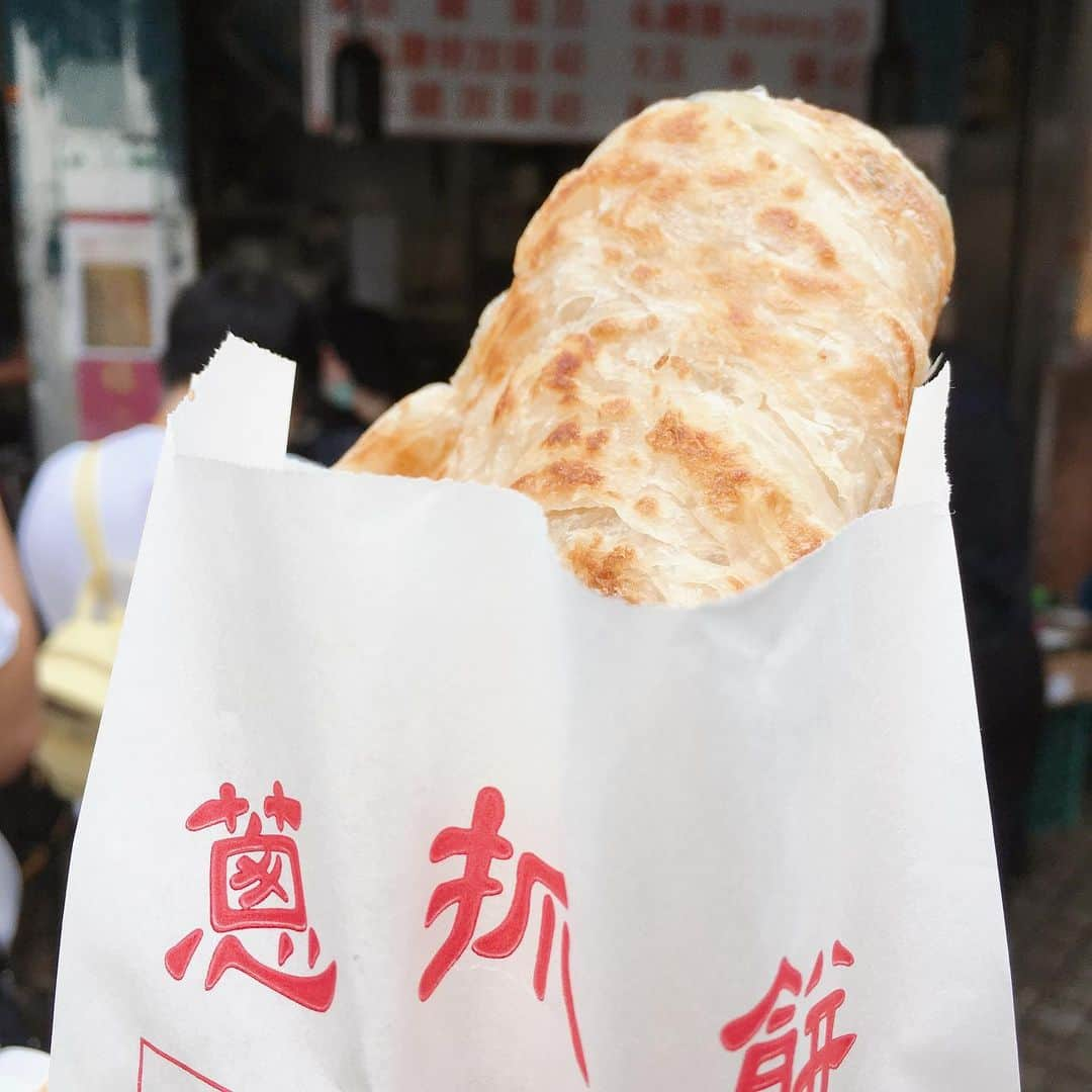 ヨーコさんのインスタグラム写真 - (ヨーコInstagram)「焼きたての葱餅(25元) ・ ・ ・ 東門駅は日本人多め。鼎泰豊の本店があるのもこの駅で、観光客向けのお店も多いように感じるし、セレクトショップも他より少しお値段高めな印象。 そんな中、地元の方も観光の方も集まってくるのが街角にあるこのお店。餅というよりは葱のクレープが近いかな。食べ歩きにぴったり！アツアツのふわふわ😍メニューは8種類、卵入り、ハム入り、チーズ入りなど。今回はプレーンのオリジナルにしたよ☺︎ #台湾 #台灣 #薹湾 #台北  #東門站 #永康街 #できたて #おやつ #taiwanfood  #taiwan #taipei  #meetcolorstaiwan  #taiwanfood  #instafood  #delish #delicious #yum #yummy  #台湾好きな人と繋がりたい  #台湾グルメ #台湾好き  #台湾旅行  #葱抓餅 #葱餅 #美味しい #食べ歩き #食いしん坊 #trip #travel」7月17日 14時28分 - y0k0_1108