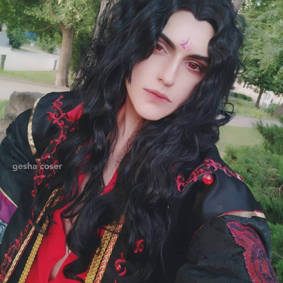 Gesha Petrovichさんのインスタグラム写真 - (Gesha PetrovichInstagram)「Good Boi in da house 🐺 I want to fix some details before shooting, can't wait to show you.) Stay tuned 👀😏 #luobinghe Tanibata vibes #wip #scumvillainselfsavingsystem #人渣反派自救系统 #cosplay」7月17日 14時29分 - petrovichgesha