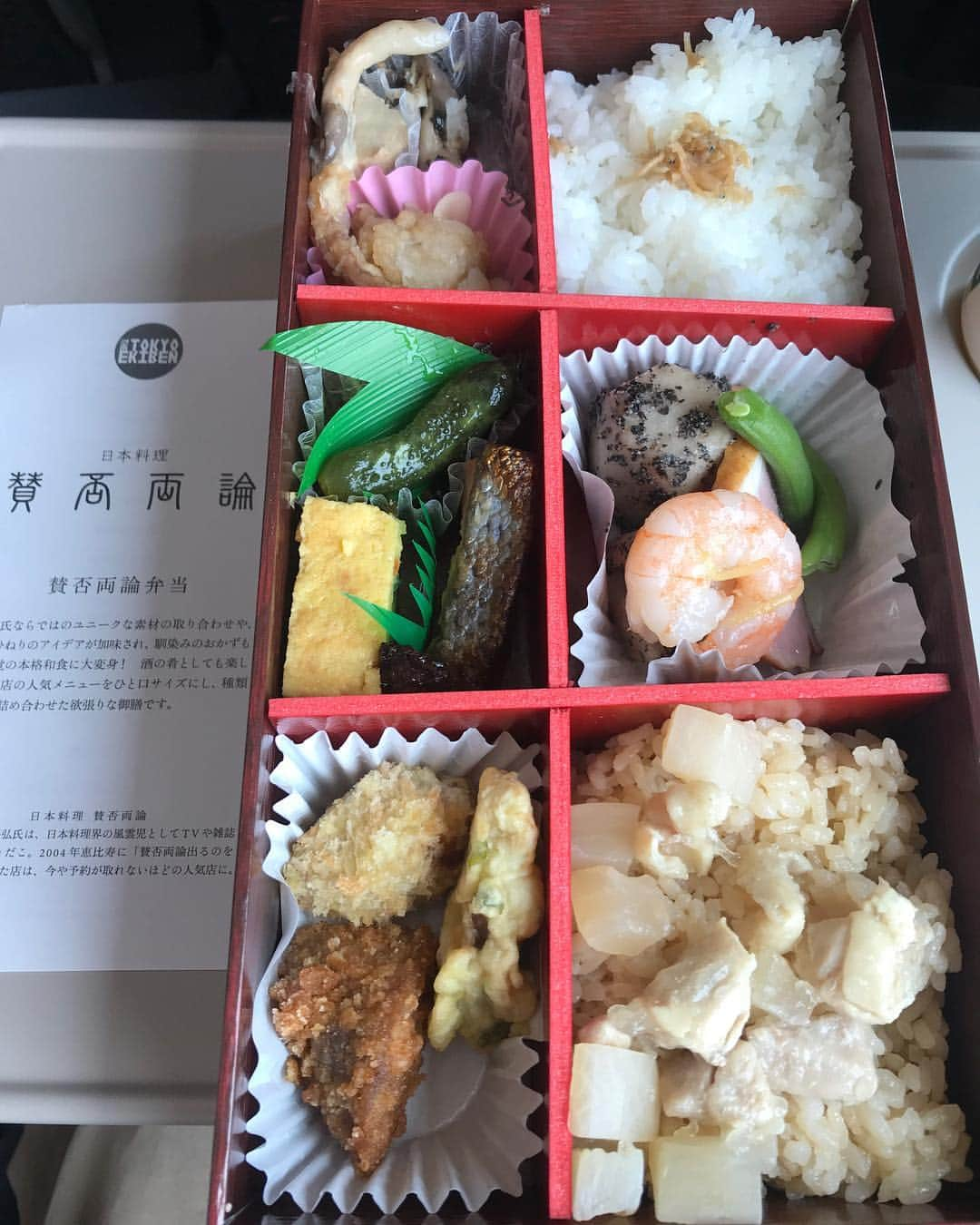 安蘭けいさんのインスタグラム写真 - (安蘭けいInstagram)「出た‼️🍱 久々の投稿が駅弁って🤣 来週ゲスト出演する空中キャバレーのリハーサルのため、松本に向かっています🚄 1時ちょうどの〜あずさ17号で〜🎤 今日はこんな駅弁をチョイス致しました〜！賛否両論という、ずっと気になっていた和食やさんの駅弁を見つけてしまった😆ちょっとお高めだったけど、美味しかった✨いつかお店にも行ってみたい😊 #駅弁 #賛否両論 #あずさ2号🎤 #あずさに乗ったら必ず使うネタね #よくカラオケで歌ったな #松本行ったら何食べよ」7月17日 14時30分 - toko_aran