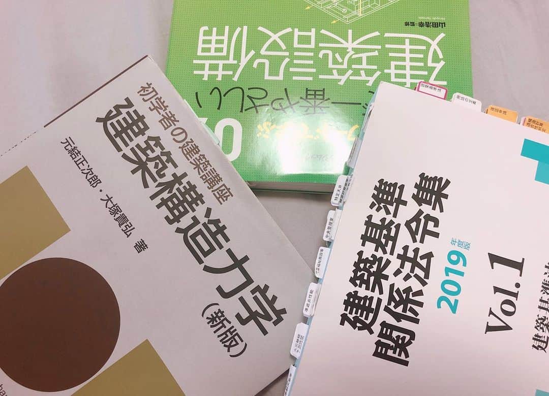 近野成美のインスタグラム：「期末テスト3日目終了🌿 今週はテスト週です📖 テストは座学4つ＋PC（BIM）の5教科です^ ^ まだ大物の構造力学と法規が残っているので油断出来ない😖 でも…あと少しで夏休みだぁ🏖😊笑  #期末テスト #法規のラスボス感 #油断禁物 #夏休み🌈 #明日もがんばろ」