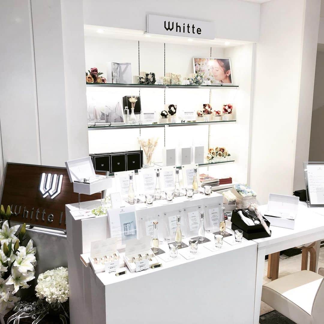 のインスタグラム：「😊🌸👍 今日から！#松屋銀座 一階で２週間、#Whitte 出店中🧚‍♀️ 朝、左右違う色の靴を履いてしまい一旦家に帰るという珍事が…これ一周回ってオシャレだって言い張れないかな？？🤔などと考えながら無事オープンしました笑😅そんなことは置いといて、ポップアップは３０日までやっておりますので、銀座にお越しの際は、是非お立ち寄りくださいませ🦋今日も早速いくつか通りがかりの方などもお買い求めくださり嬉しい限りです〜🙇‍♀️ありがとうございます〜〜〜」