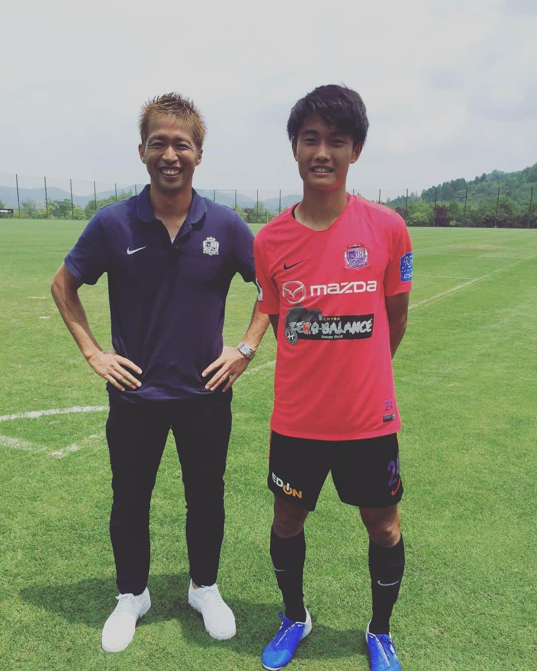 森崎浩司さんのインスタグラム写真 - (森崎浩司Instagram)「今日は吉田サッカー公園で、 泰志と俊希のインタビューをしました🎙 2人には日本代表での経験談を中心に聞きました🎙 この模様はRCC番組 「情熱サンフレッチェ」をご覧下さいませ👍😄 #RCC #情熱サンフレッチェ #毎週金曜日 #21:54〜 #sanfrecce #松本泰志 #東俊希」7月17日 20時00分 - koji.morisaki77