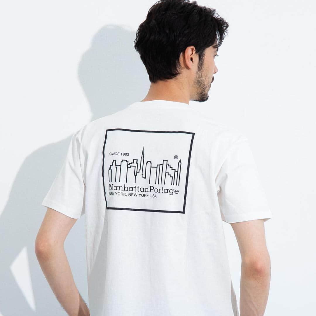 green label relaxingさんのインスタグラム写真 - (green label relaxingInstagram)「EXCLUSIVE!  Manhattan Portage × グリーンレーベル リラクシング  Manhattan PortageからプリントTシャツが登場。 リフレクターのプリントをバックプリントに採用したデザインがポイントです。首裏にもリフレクタープリントをさりげなく使用。夜や暗い場所でリフレクターがアクセントになる遊び心のあるアイテムです。  Manhattan Portage （マンハッタンポーテージ） 1983年に実現しようと試みたシンプルな哲学”New York Tough”。約35年後の今、それはまさに実現している。世界中で人気を博す一方で、そのルーツであるNYCに忠実にあり続けているブランド。  T-SHIRT ¥4,800+tax 3217-499-4750  #unitedarrows #greenlabelrelaxing #summerstyle  #mensfashion  #19ss #ユナイテッドアローズ #グリーンレーベルリラクシング  #tシャツ  #ManhattanPortage #マンハッタンポーテージ #マンハッタンポーテージ別注 #グリーンレーベル別注」7月17日 20時00分 - ua_greenlabel