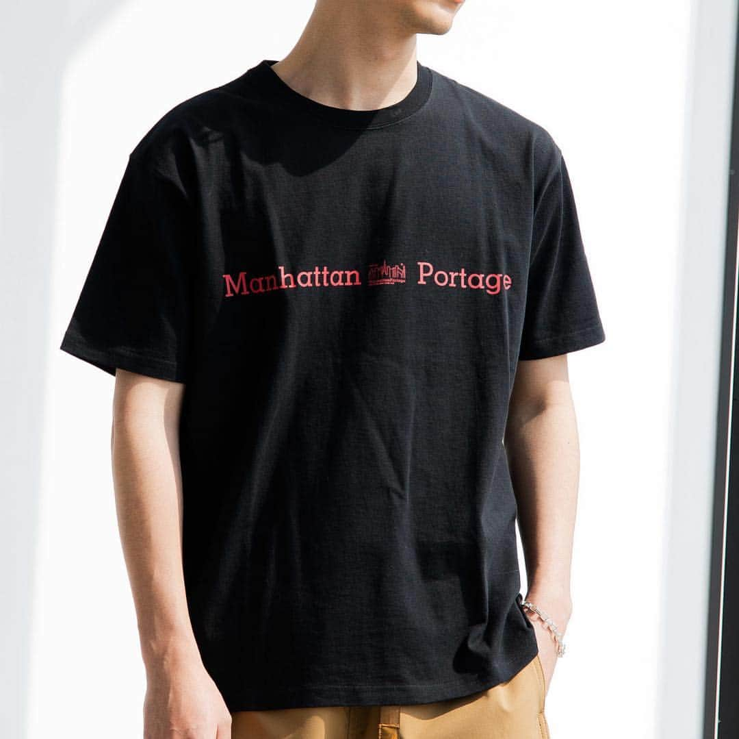 green label relaxingさんのインスタグラム写真 - (green label relaxingInstagram)「EXCLUSIVE!  Manhattan Portage × グリーンレーベル リラクシング  Manhattan PortageからプリントTシャツが登場。 リフレクターのプリントをバックプリントに採用したデザインがポイントです。首裏にもリフレクタープリントをさりげなく使用。夜や暗い場所でリフレクターがアクセントになる遊び心のあるアイテムです。  Manhattan Portage （マンハッタンポーテージ） 1983年に実現しようと試みたシンプルな哲学”New York Tough”。約35年後の今、それはまさに実現している。世界中で人気を博す一方で、そのルーツであるNYCに忠実にあり続けているブランド。  T-SHIRT ¥4,800+tax 3217-499-4750  #unitedarrows #greenlabelrelaxing #summerstyle  #mensfashion  #19ss #ユナイテッドアローズ #グリーンレーベルリラクシング  #tシャツ  #ManhattanPortage #マンハッタンポーテージ #マンハッタンポーテージ別注 #グリーンレーベル別注」7月17日 20時00分 - ua_greenlabel