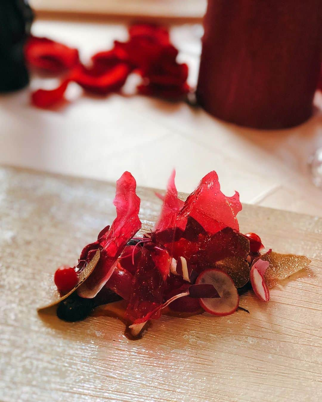 早瀬あやさんのインスタグラム写真 - (早瀬あやInstagram)「4万本の薔薇に囲まれながら食べるディナー🌹  #東京喰種 #喰種レストラン」7月17日 20時03分 - hayase_aya