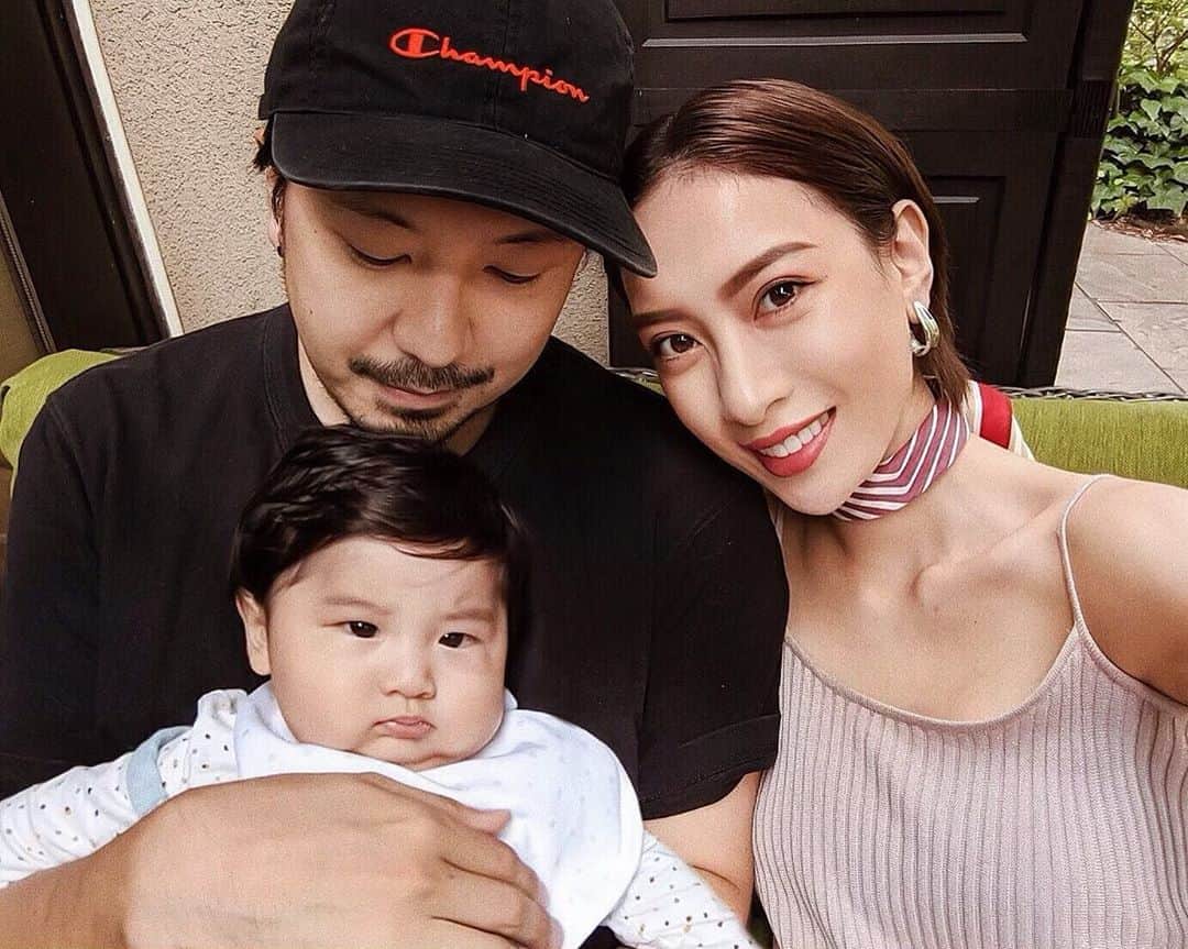ソンイのインスタグラム：「7月17日は結婚3周年 & 付き合って7周年の記念日💍今年は３人でお祝いデート🥺❤️🥂 久々にプロポーズの時にもらったお手紙を読み返して２人で照れるという🥰笑 一生かけて守る愛おしい存在ができた私達はより繋がりが深くなり、改めて人生のパートナーが彼で良かったなぁと家族になれた幸せを感じ感謝の日々です😌 息子の前ではパパママ呼び、夫婦の時は名前呼びがNewルール🧑🏻👶🏻🧔🏻💞 #結婚記念日 #新米ママ #新米パパ #生後4ヶ月 #男の子ベビー #男の子ママ #夫婦デート #家族写真」