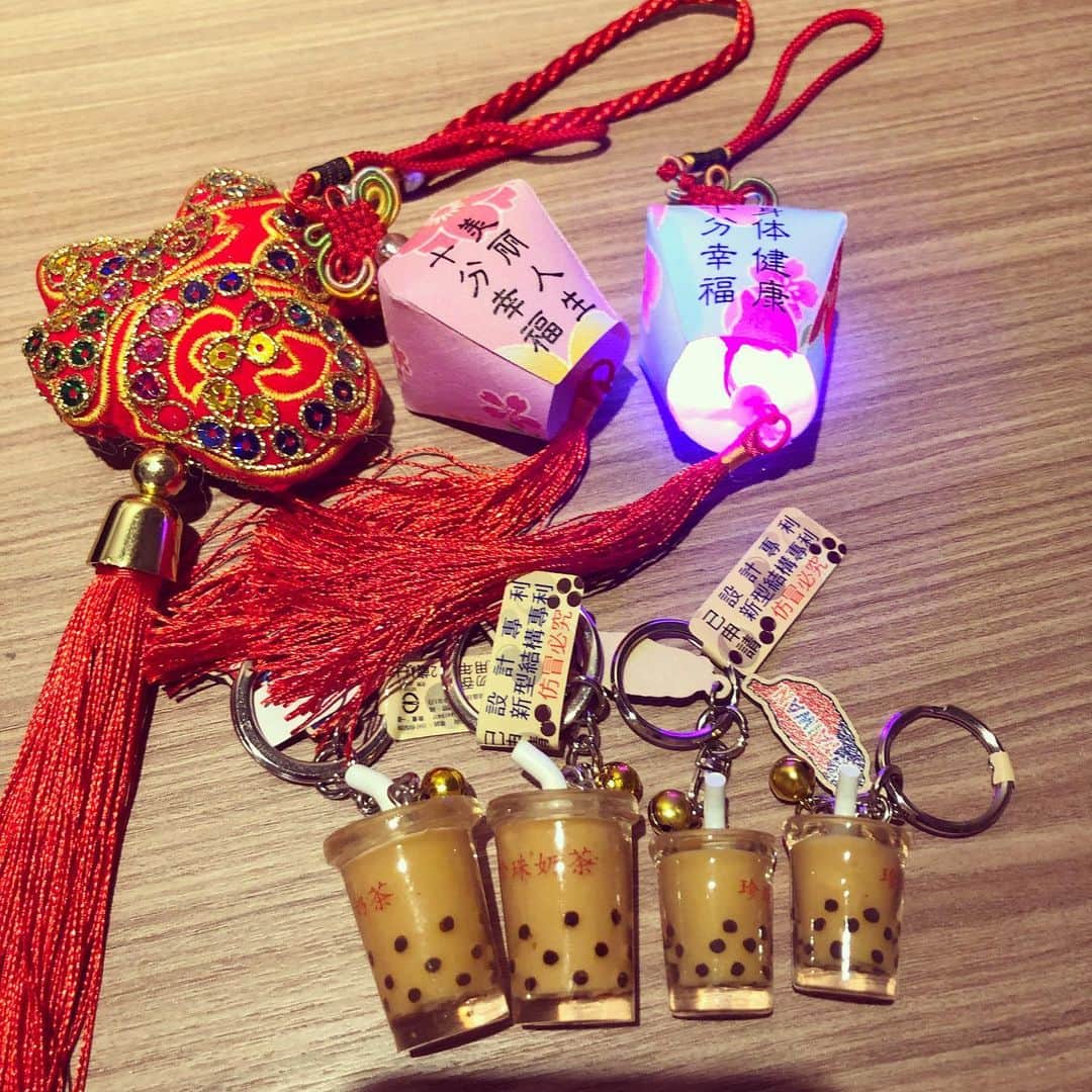 美甘子さんのインスタグラム写真 - (美甘子Instagram)「妹に頼まれていたお土産で、台湾の夜市で買ったもの。十份のランタンは、揺れるとチカチカ光る！タピオカミルクティーのキーホルダーは可愛いので、私も買った！ #ランタンキーホルダー #タピオカミルクティーキーホルダー #士林夜市 #饒河街夜市 #台湾お土産」7月17日 15時04分 - rekish_mikako