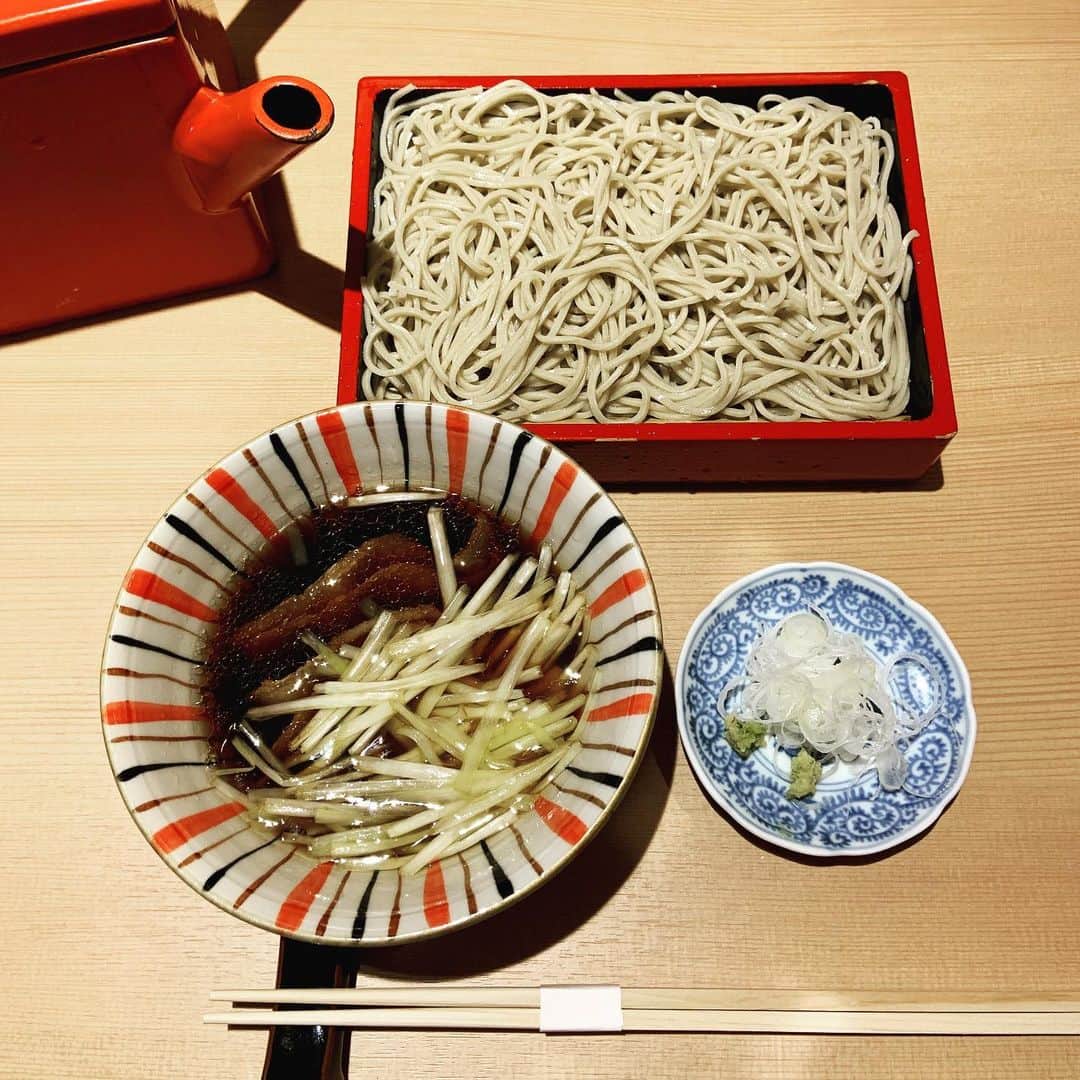志摩有子さんのインスタグラム写真 - (志摩有子Instagram)「打ち合わせを兼ねて甲賀さんでお蕎麦ランチ。暑くないので今日はすだち蕎麦ではなく、豚ニラせいろ。黄ニラが贅沢。やっぱり美味しい。 #蕎麦 #そば #soba」7月17日 15時07分 - ariko418