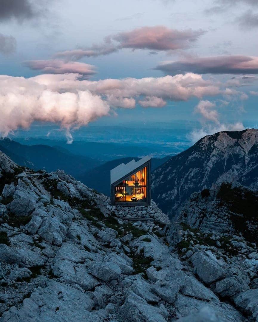 Discover Earthさんのインスタグラム写真 - (Discover EarthInstagram)「This looks like THE best place to stay after a day of hiking in the Slovenian mountains ! 🇸🇮⛰ Who would you want to stay there with ? Tag them ! — 📍#DiscoverSlovenia — 📸 Photos by @davide.anzimanni」7月17日 15時07分 - discoverearth