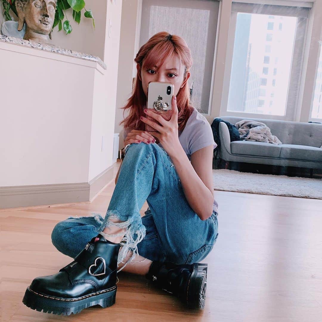 SHIZUKAのインスタグラム：「. 新しいマーチン可愛いすぎる〜 . New Doc Martens❤️ . #drmartenslazyoaf  #drmartens」