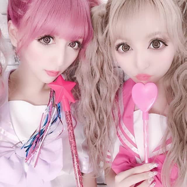 DazzyStoreさんのインスタグラム写真 - (DazzyStoreInstagram)「撮影ありがとうございました⭐︎💖 . . @rina__sakurai  @dazzy_official のコスプレ撮影💓💓💓 ねもちゃん @yayoi_n_ と一緒だったよ💕 最近撮影一緒が多い❤️ そして、ストーリーでは音無しで載せた動画。 私は何を歌ってるでしょうってやつ。 絶対わかる人居ないと思ってたら、意外とDMで正解来てビックリした😳‼️ 正解は、槇原敬之さんの、 「もう恋なんてしない」 でした🙆‍♀️🙆‍♀️🙆‍♀️ 途中モニョモニョしてるところもあったのに、みんなよくわかったなぁってかなり驚きでした🤭 また、何歌ってるでしょうか動画やろ〜っと🤭💕 #dazzy#ハロウィン#コスプレ#セーラー服#ツインテール」7月17日 15時18分 - dazzy_official