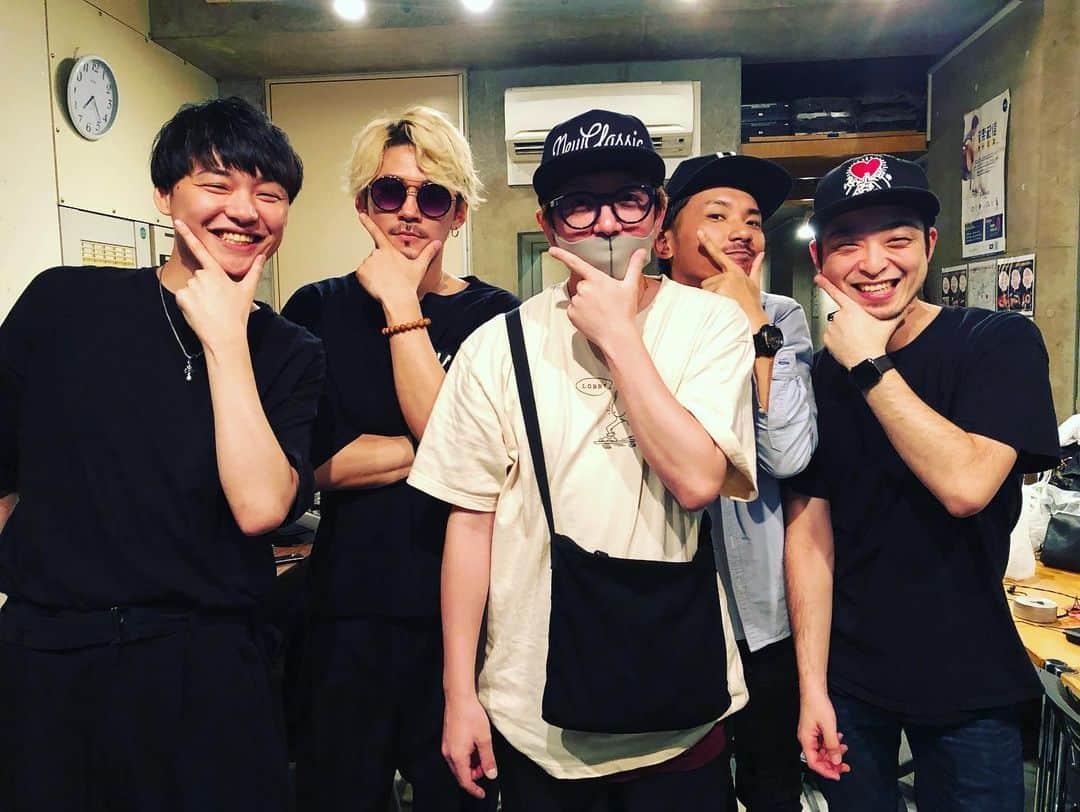 藤井達也のインスタグラム：「昨日もSEASONSありがとうございました😄  もっともっとステキなイベントに出来るよう頑張ります‼️ みんな大好き😄  まなびー氏100年ぶりでした！ 変わらねーwww  インスタ #Instagram #instagood #アーティスト #artist #live #歌 #song #渋谷 #shibuya #ファッション #fashion #노래 #미소 #가수 #singer #話題  #イベント #event #笑顔 #smile #followme」