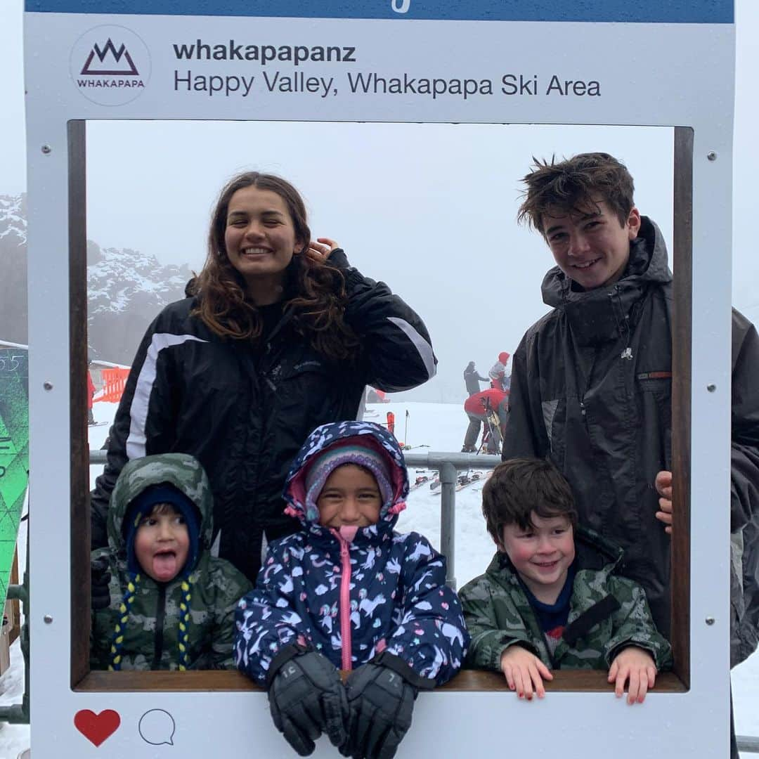 ポーシャ・ウッドマンさんのインスタグラム写真 - (ポーシャ・ウッドマンInstagram)「Back at the mountain with kiddies this time. Such horrible weather but nothings Gona stop them from hitting the slopes 🏂⛷ takes me back to when we used to go in any weather any clothings and come back absolutely frozen!!! Love this Maunga so much 🏔 #mtruapehu  #nzwinter  #schoolholidays  #whanautime」7月17日 15時24分 - porshwoodman