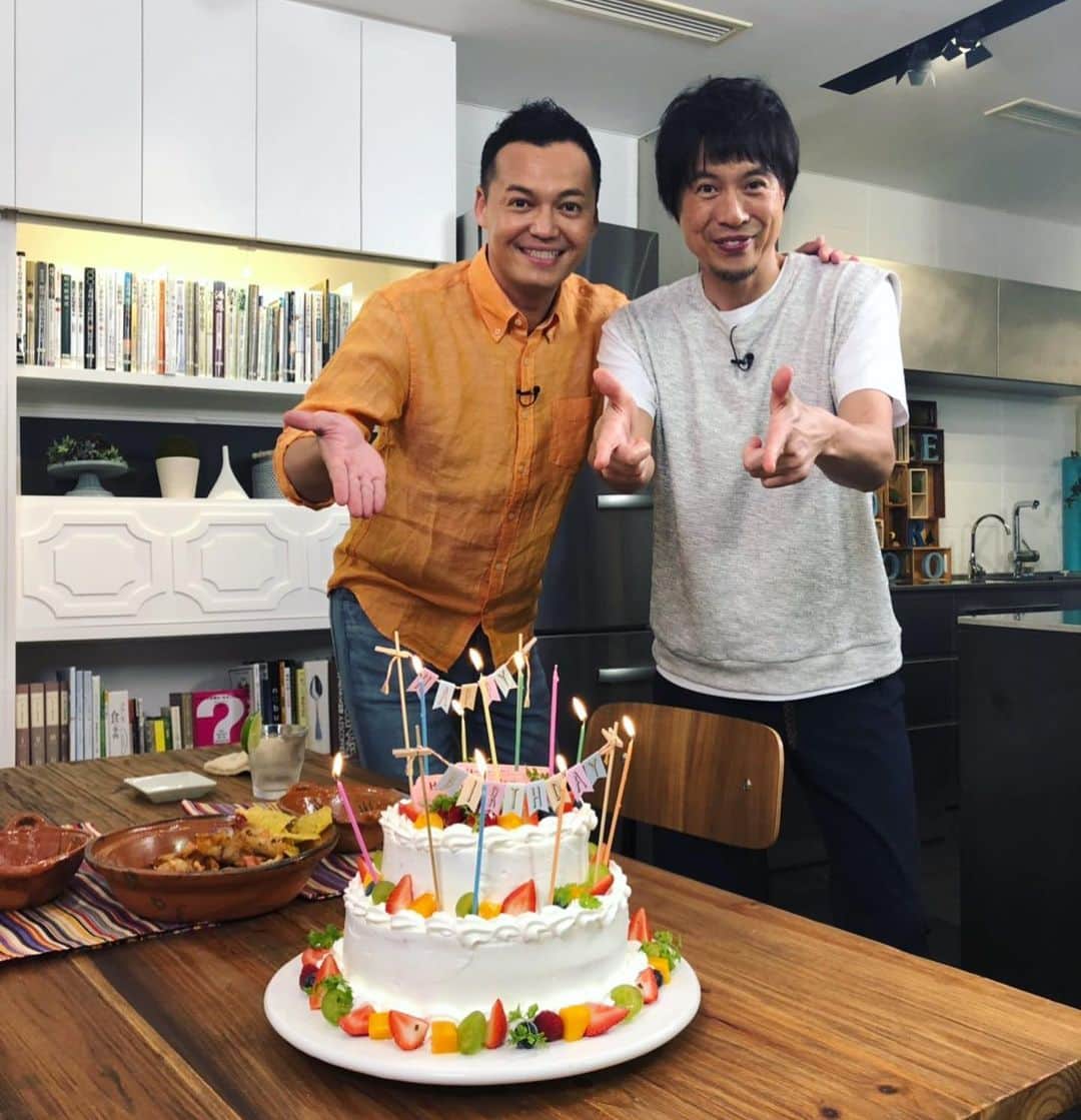 三好ジェームスのインスタグラム：「今年もたへごころのスタッフにマコ先生の手作りケーキで、コウさんと僕の誕生日を祝っていただきました😊  僕とコウさんは同じbirthday！ ありがたや〜！ おいしくいただきました！  ８月のたべごころは、餃子マンスですよー！お楽しみに！  #たへごころ#コウケンテツ#三好ジェームス#は同じbirthday#バースデーケーキ#birthdaycake#birthday#cake#マコ先生#誕生日#rkb」