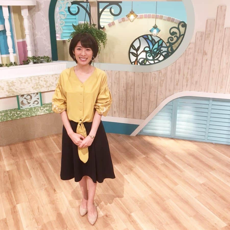 石崎佳代子さんのインスタグラム写真 - (石崎佳代子Instagram)「🏝 7月11日(木) きらめきpalette衣装 styring @mycoorde.__official . 偶然、エグチくんとおソロのコーデでした😆 #おかんとエグチ（笑） #親子コーデ（笑） . #FBS#きらめきpalette イエローブラウス→willselection ネイビースカート→aoki #福岡#MC#司会#石崎佳代子 #衣装」7月17日 15時33分 - kayoko_ishizaki