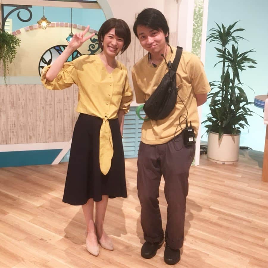 石崎佳代子さんのインスタグラム写真 - (石崎佳代子Instagram)「🏝 7月11日(木) きらめきpalette衣装 styring @mycoorde.__official . 偶然、エグチくんとおソロのコーデでした😆 #おかんとエグチ（笑） #親子コーデ（笑） . #FBS#きらめきpalette イエローブラウス→willselection ネイビースカート→aoki #福岡#MC#司会#石崎佳代子 #衣装」7月17日 15時33分 - kayoko_ishizaki