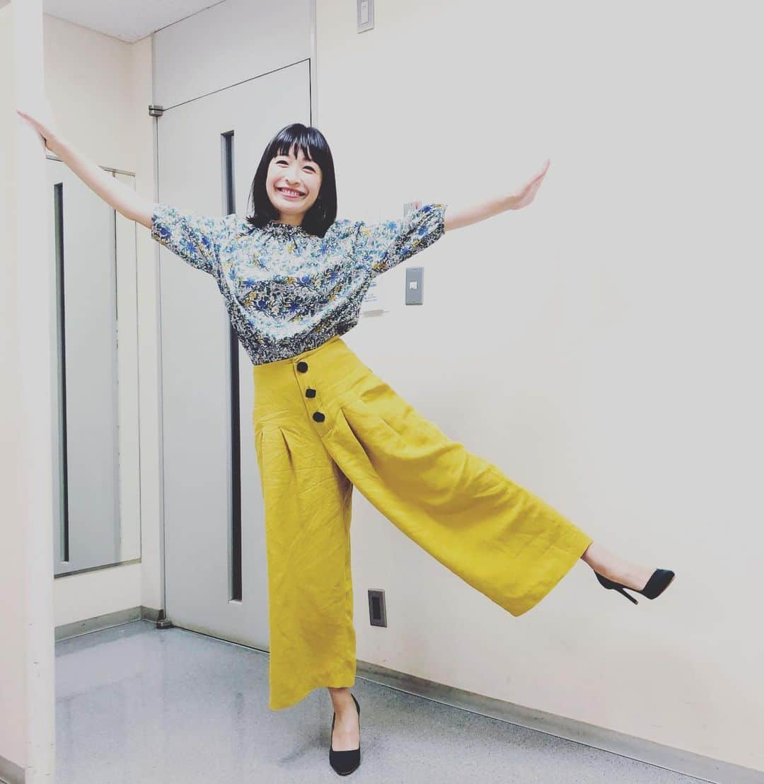 小野真弓さんのインスタグラム写真 - (小野真弓Instagram)「晴れたー☀️やったー✨外に出たらびっくり！おひさまお久しぶり*\(^o^)/* 帰りに寄り道したくなっちゃう🚗 #フジテレビ#お台場#晴れ#小野真弓#大の字」7月17日 15時35分 - hanaharuaroi