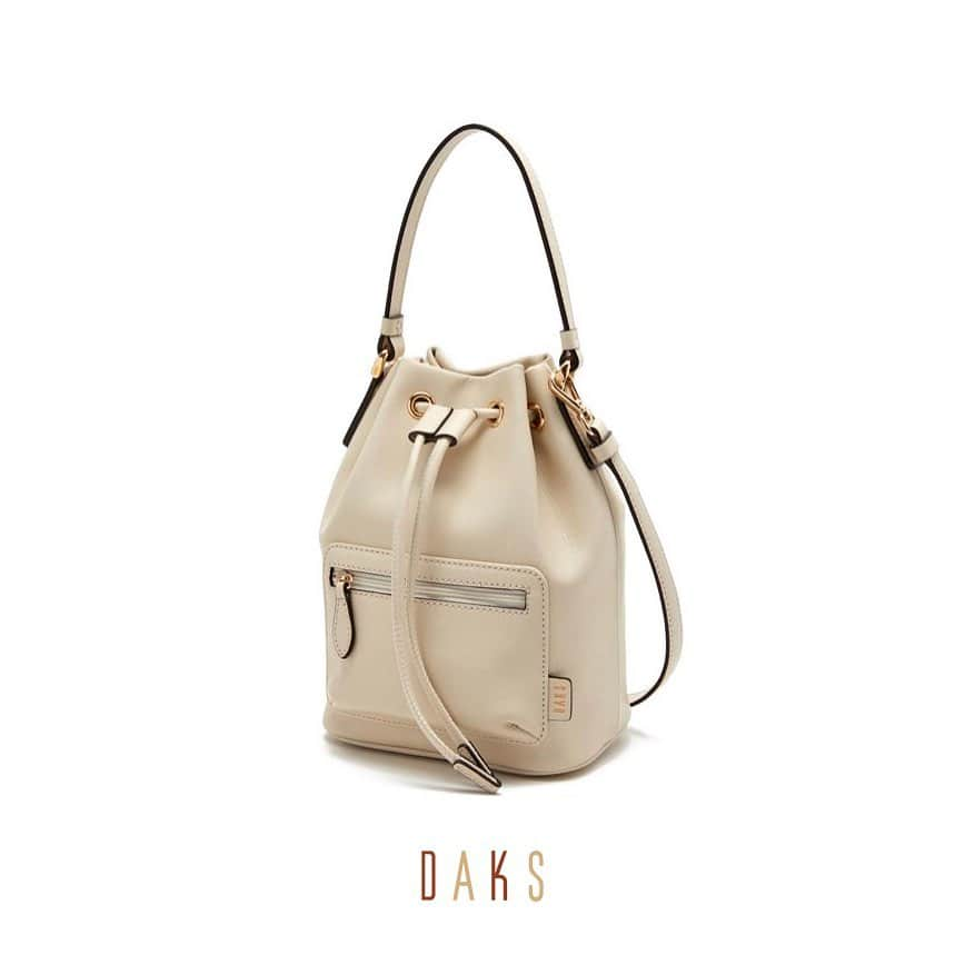 DAKS Koreaさんのインスタグラム写真 - (DAKS KoreaInstagram)「• DAKS accessories . 닥스의 베스트 셀러, 버킷백 시리즈가 여름을 맞아 화이트 컬러로 새롭게 선보입니다. 더워진 날씨에 산뜻한 컬러의 백을 찾고 있다면 금주 MD추천 화이트 버킷백을 닥스 ACC에서 만나보세요! . [MD’s PICK] #DCBA9E963WT . #닥스 #닥스코리아 #닥스액세서리 #DAKS #DAKSACCESSORIES #Lfmall #닥스가방 #여름가방 #썸머백 #버킷백 #여름백추천 #여성가방추천 #패션 #스타일 #데일리룩 #여성가방 #가방스타그램」7月17日 15時35分 - dakskorea_accessories