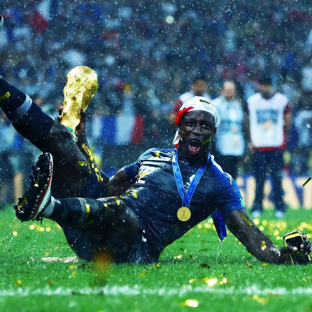 サッカー フランス代表チームさんのインスタグラム写真 - (サッカー フランス代表チームInstagram)「Notre Champion du Monde @benmendy23 fête ses 25 ans aujourd’hui ! 👏 #FiersdetreBleus Bon anniversaire 🎉🎉 - Happy birthday World Champion @benmendy23 🎉🎉」7月17日 15時44分 - equipedefrance