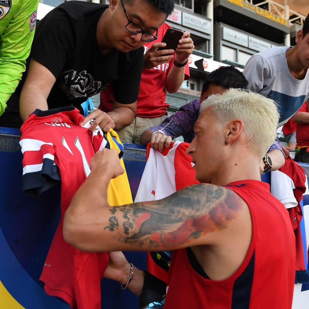 メスト・エジルさんのインスタグラム写真 - (メスト・エジルInstagram)「Love seeing our Gooners also here in the US. 😎🖌#preseason #M1Ö #COYG @arsenal」7月17日 15時44分 - m10_official