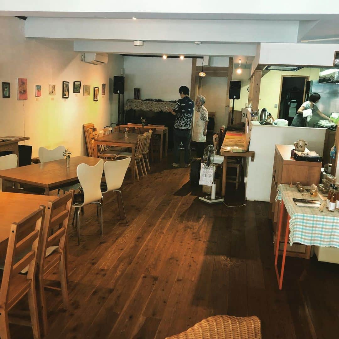 山川のりをのインスタグラム：「今夜は甲府のカフェキュイエールにてギターパンダライブです。18時30分/19時、投げ銭です。共演は岩崎けんいち。なんと明日岩崎ケンイチさん誕生日。本日0時まで付き合ってくれる方募集中！お近くの方々会いにきてアイニージュー！」