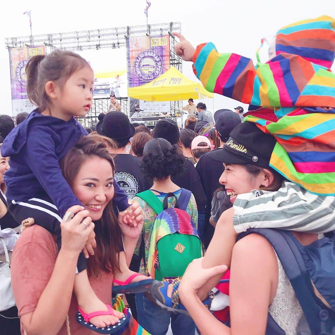 齋藤美波さんのインスタグラム写真 - (齋藤美波Instagram)「🛹🏄🏽‍♂️🚴‍♂️ #shonanopen 💙 天気次第だったけど、 ほぼ雨に降られず PUSHINのLIVEの時降ったけど そんなの関係ねぇー‼️ぐらい 興奮してテンションあげでした🤩 背中に次男。 長男は肩車。 母、子供の為ならなんでも やりまっせ💪🏾💪🏾💪🏾 (次の日首肩重くなったのは内緒🤫) ・ ムラサキの本社の人何人かにも 久しぶりに会えて嬉しかったな♥️ 私の第2の青春場所。 @murasakisports_official  本当この空間が大好き💋 ・ 旦那なしのやんちゃ坊主2人連れで どうなるかと思ったけど お友達のパパ達がパパしてくれたから 楽しめました😆♥️ ありがとう🐒 @meli_1015_  @momoko.03  @risa ・ …………………………………………………… #ムラサキスポーツ#湘南オープン#サーフィン#スケートボード#スケボー#BNX#ゲストアーティスト#ライブ#友達#家族#仲良し#2人兄弟#男の子ママ#murasakisports#shonanopen#surfing#skateboard#bmx#activesports#friendsfamily#love#happy#kids#cute」7月17日 15時37分 - saito373minami