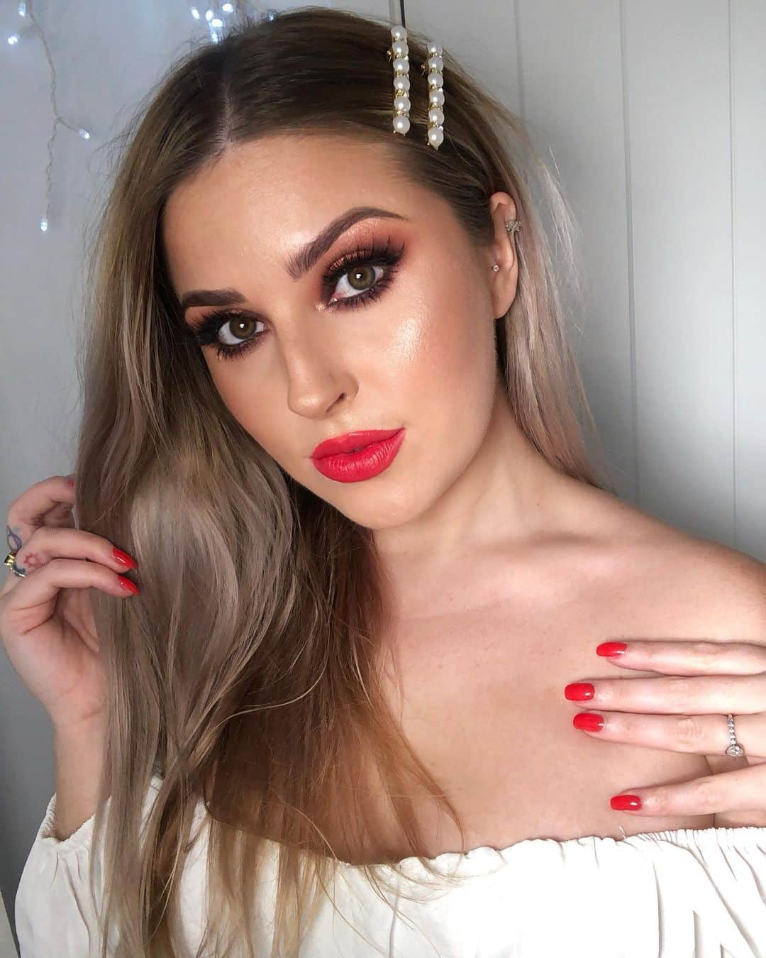 Shannonのインスタグラム：「I’m so excited for @sephoranz’s new store opening in New Zealand this weekend 20 July - i'm gonna fly up to Auckland and head there with some friends! 💕 My lipstick is the @SephoraCollection Lip Stories in no.35 💄 wow I didn't realise I would be so hyped for a makeup store hahaha the excitement is REAL! are you stoked too? 😂 PS swipe for a surprise bc my phone fell to the ground and I broke my case *cool* 😅💜 #SephoraNZ #TrendingatSephora #ad」