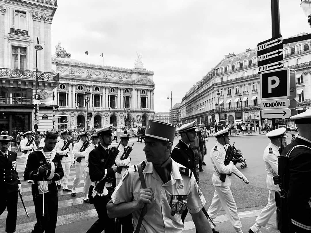 セバスチャン・スタンさんのインスタグラム写真 - (セバスチャン・スタンInstagram)「Paris, thank you. 🙏🏻🇫🇷 #NoirFilteronly」7月17日 15時49分 - imsebastianstan