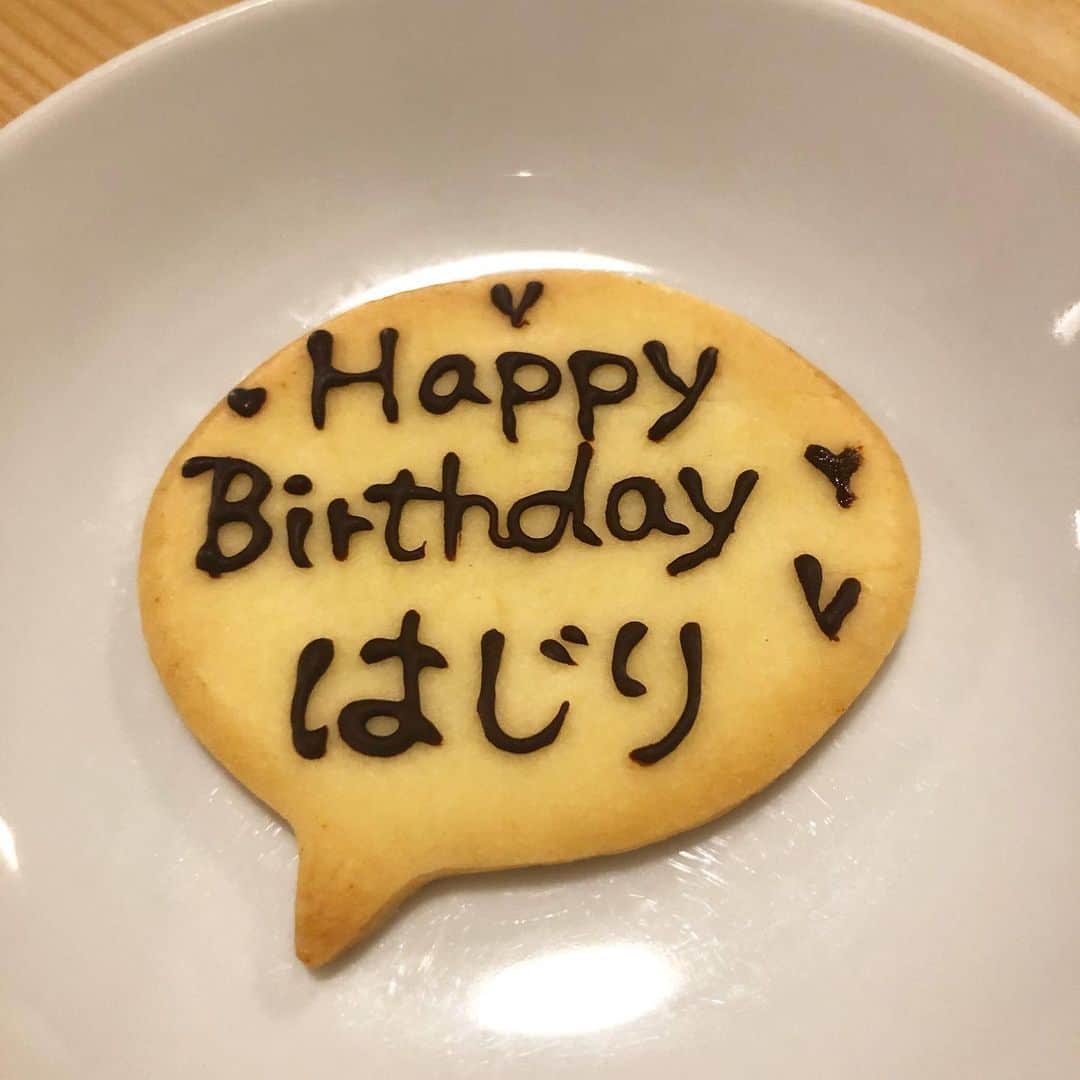 羽尻紘規さんのインスタグラム写真 - (羽尻紘規Instagram)「． 日頃の行いがいいのと めちゃめちゃ周りに 誕生日を告知していたので 誕生日ケーキいただきました ハッピー27です みなさんもお祝い ありがとうございます」7月17日 15時51分 - hajirihiroki