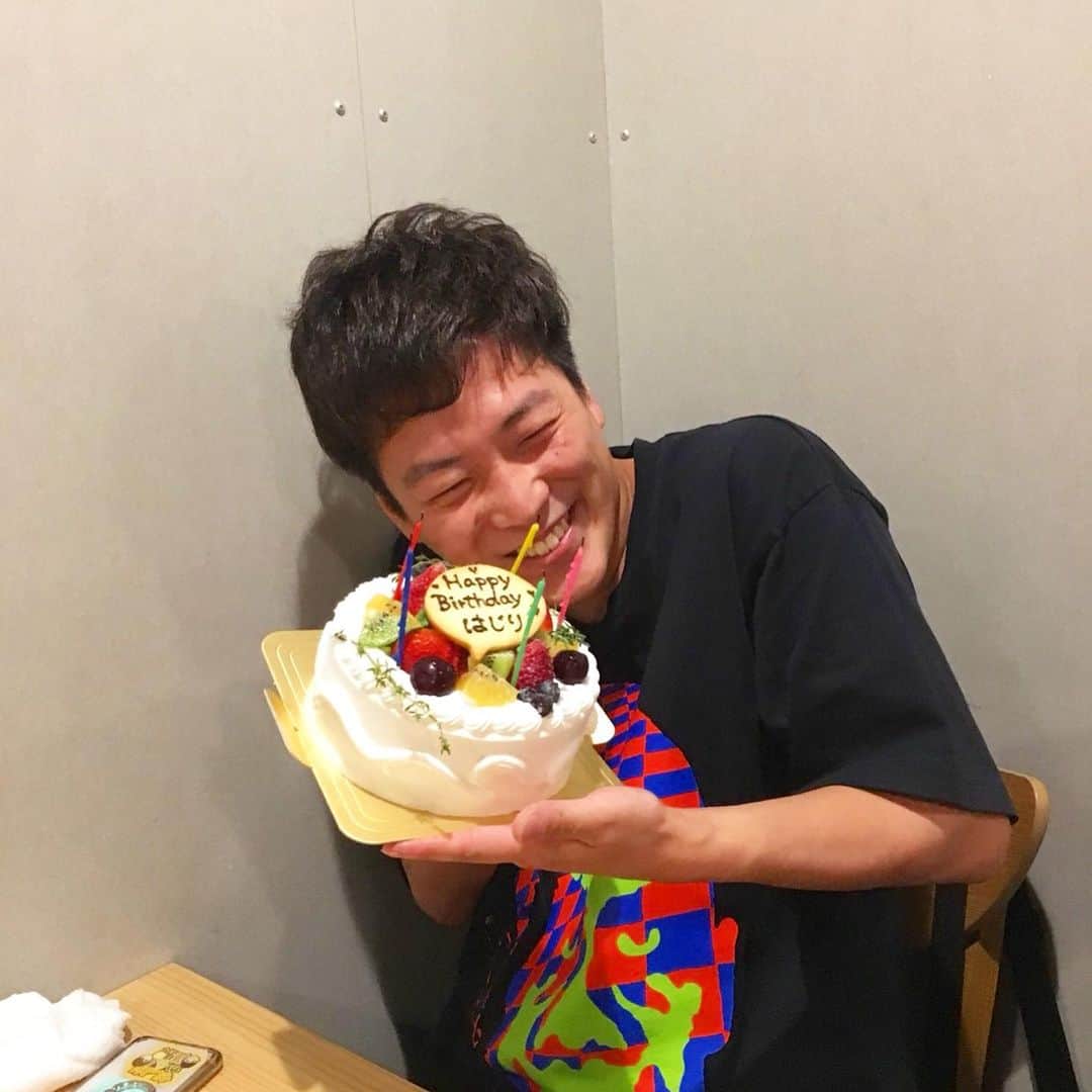 羽尻紘規さんのインスタグラム写真 - (羽尻紘規Instagram)「． 日頃の行いがいいのと めちゃめちゃ周りに 誕生日を告知していたので 誕生日ケーキいただきました ハッピー27です みなさんもお祝い ありがとうございます」7月17日 15時51分 - hajirihiroki