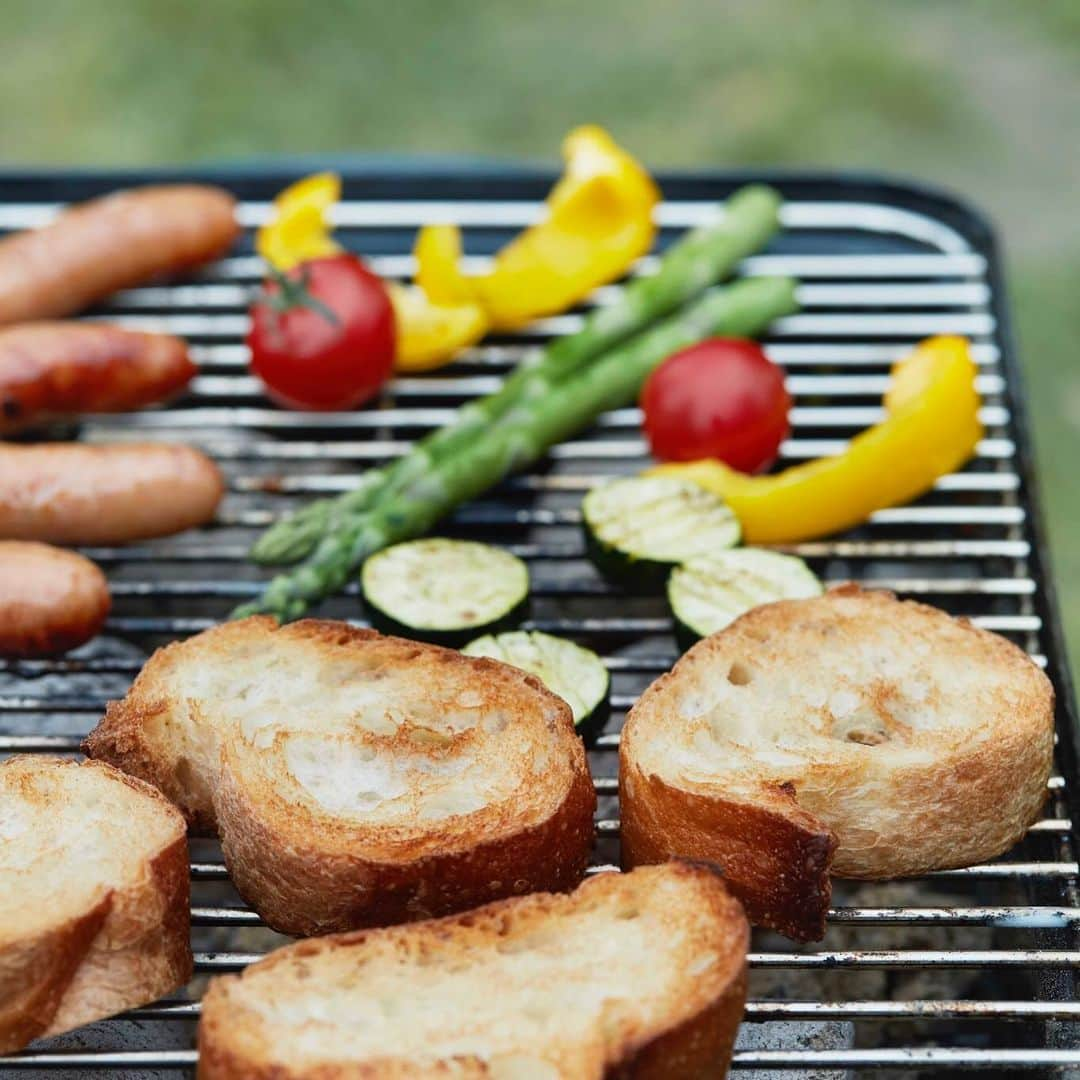 ドンクさんのインスタグラム写真 - (ドンクInstagram)「. 「アウトドア🏕×フランスパン🥖」 . この夏、BBQやキャンプを予定している皆様、外ごはんにフランスパンがおすすめです。 . フランスパンを切って持っていくだけで手軽に美味しく食事ができます。 炭火で焼くフランスパンは格別ですよ! . 梅雨が明けたら、パンを持ってお出かけしましょう♪ . #BBQ #外ごはん #キャンプ #フランスパン #夏休み #炭火 #網焼き #BBQレシピ #ドンク #バゲット #パン屋 #ベーカリー #パン #donq #bread #japan #bakery」7月17日 15時55分 - donq_depuis1905