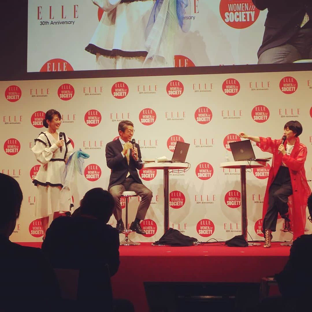 滝川クリステルさんのインスタグラム写真 - (滝川クリステルInstagram)「先月、Elle women in societyのイベントのトークショーに出演しました。 出演は2回目になります。  対談相手は、世界が注目する、  日本環境設計株式会社代表取締役会長 岩元美智彦さん。  岩元さんは、世界のリサイクル市場を拡大・刷新しようとしていて、 綿繊維やポリエステル繊維といった衣料品やプラスチックからの再生資源によって、 石油などの地下資源からの脱却を目指しながら、それらを成立させる消費者参加型の大規模な回収システムを築き上げているのです。 とにかく、地下資源をもうこれ以上使わないために、、地球を守るために。 素晴らしい技術を開発した方なんです。 詳しく知りたい方は、6月25日発売の雑誌ゲーテでも対談していますので、 そちらの記事を読んでみてください^_^ 発売中です！」7月17日 15時56分 - christeltakigawa