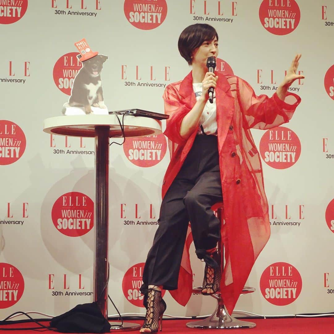 滝川クリステルさんのインスタグラム写真 - (滝川クリステルInstagram)「先月、Elle women in societyのイベントのトークショーに出演しました。 出演は2回目になります。  対談相手は、世界が注目する、  日本環境設計株式会社代表取締役会長 岩元美智彦さん。  岩元さんは、世界のリサイクル市場を拡大・刷新しようとしていて、 綿繊維やポリエステル繊維といった衣料品やプラスチックからの再生資源によって、 石油などの地下資源からの脱却を目指しながら、それらを成立させる消費者参加型の大規模な回収システムを築き上げているのです。 とにかく、地下資源をもうこれ以上使わないために、、地球を守るために。 素晴らしい技術を開発した方なんです。 詳しく知りたい方は、6月25日発売の雑誌ゲーテでも対談していますので、 そちらの記事を読んでみてください^_^ 発売中です！」7月17日 15時56分 - christeltakigawa