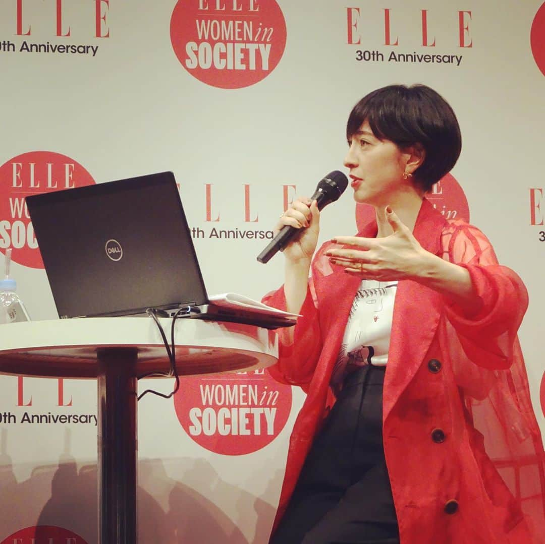 滝川クリステルさんのインスタグラム写真 - (滝川クリステルInstagram)「先月、Elle women in societyのイベントのトークショーに出演しました。 出演は2回目になります。  対談相手は、世界が注目する、  日本環境設計株式会社代表取締役会長 岩元美智彦さん。  岩元さんは、世界のリサイクル市場を拡大・刷新しようとしていて、 綿繊維やポリエステル繊維といった衣料品やプラスチックからの再生資源によって、 石油などの地下資源からの脱却を目指しながら、それらを成立させる消費者参加型の大規模な回収システムを築き上げているのです。 とにかく、地下資源をもうこれ以上使わないために、、地球を守るために。 素晴らしい技術を開発した方なんです。 詳しく知りたい方は、6月25日発売の雑誌ゲーテでも対談していますので、 そちらの記事を読んでみてください^_^ 発売中です！」7月17日 15時56分 - christeltakigawa