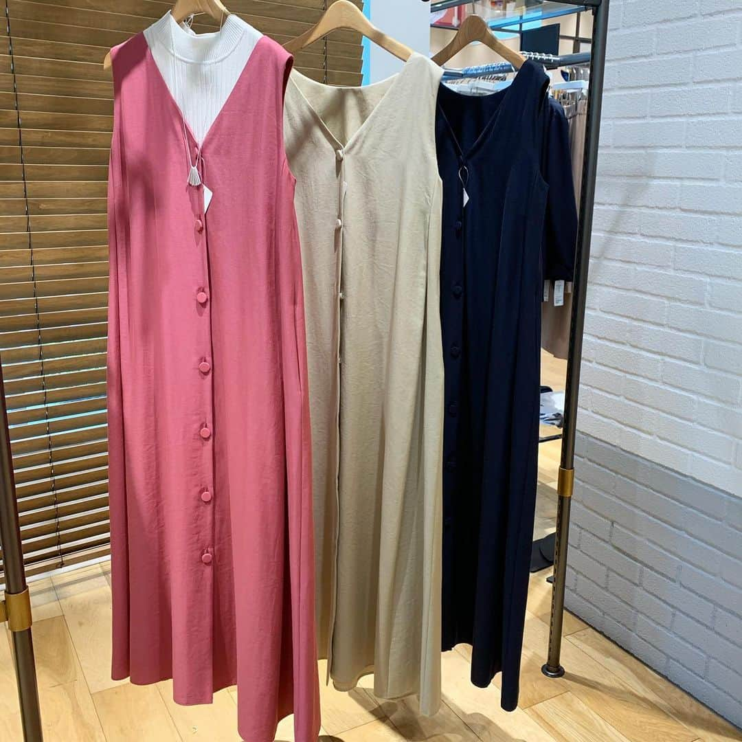 green label relaxing 自由が丘店さんのインスタグラム写真 - (green label relaxing 自由が丘店Instagram)「. 【WOMENS】NEW ARRIVAL ‼︎‼︎ button one-piece . 3626-144-2354 ¥11000+tax pink/beige/navy . ☎︎03-5731-8531 . #unitedarrows  #ユナイテッドアローズ #greenlabelrelaxing  #グリーンレーベルリラクシング #jiyugaoka#自由が丘 #fashion #ノースリーブワンピース #ワンピース #くるみボタン  #laceonepiece #laceskirt #置き画」7月17日 15時58分 - glr_jiyugaoka