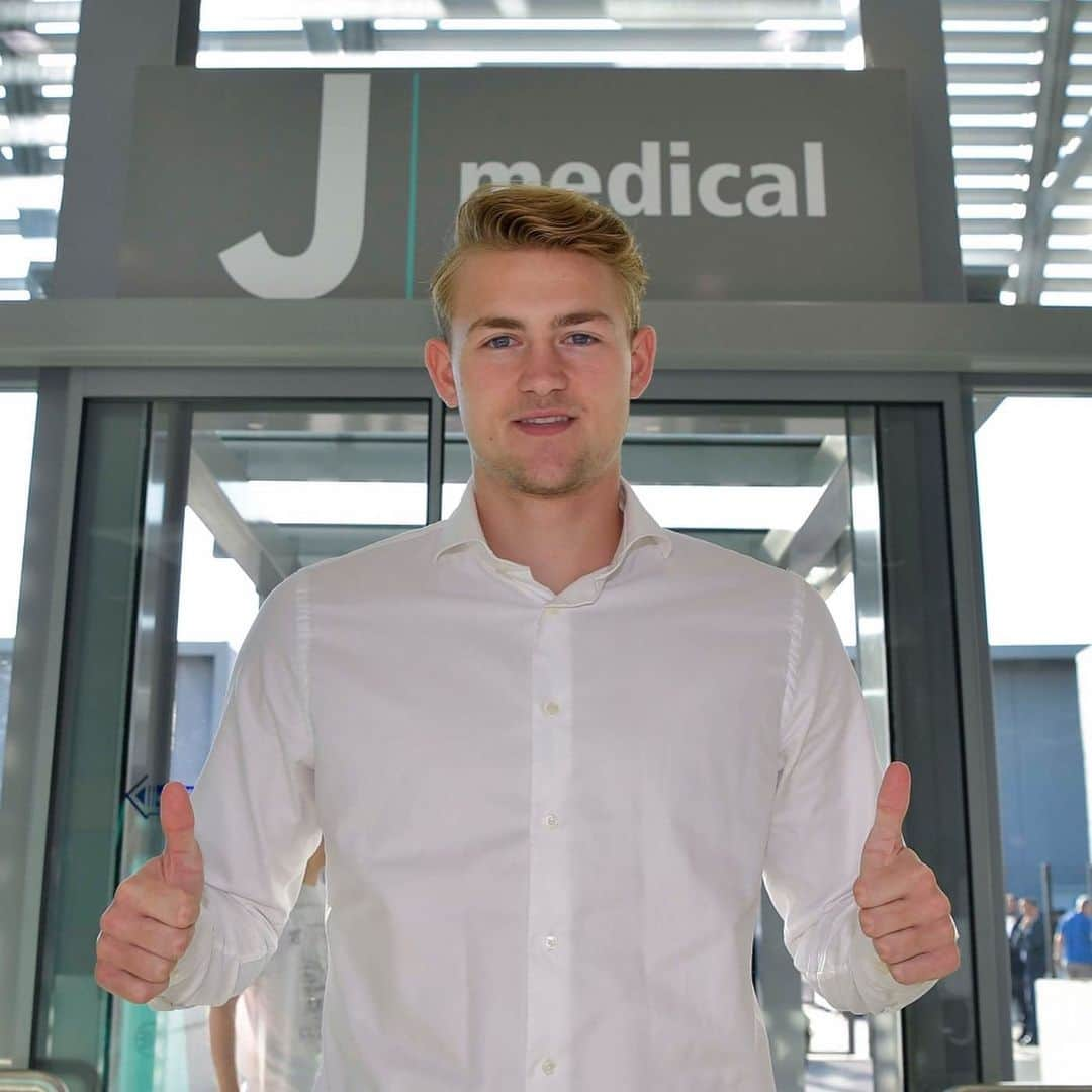 ユヴェントスFCさんのインスタグラム写真 - (ユヴェントスFCInstagram)「👍 @mdeligt_ arrives for his Juventus medical! 🏥」7月17日 15時59分 - juventus