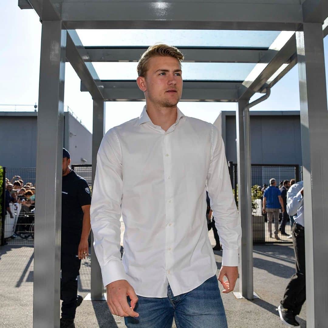 ユヴェントスFCさんのインスタグラム写真 - (ユヴェントスFCInstagram)「👍 @mdeligt_ arrives for his Juventus medical! 🏥」7月17日 15時59分 - juventus