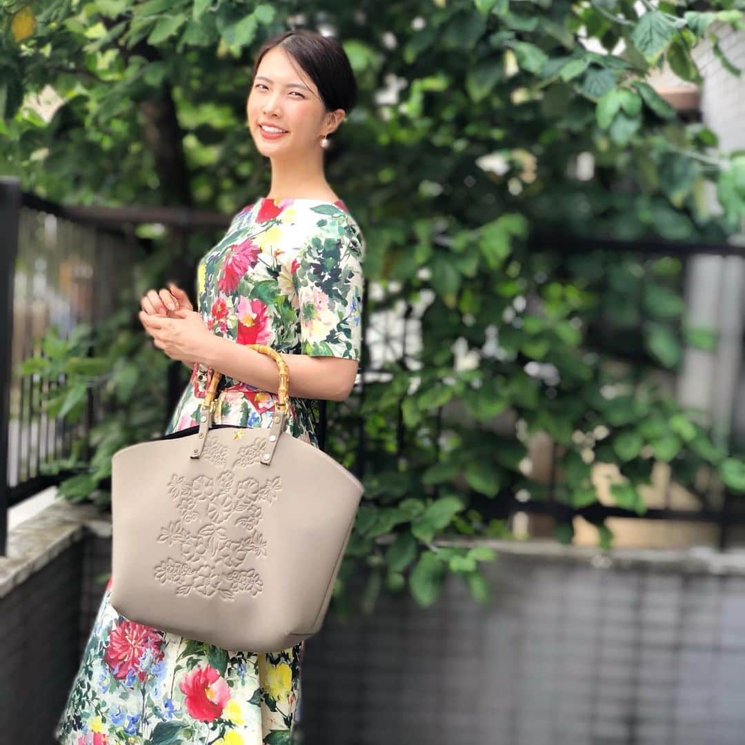 のインスタグラム：「最近毎日楽しそうだね！と言われた。 . 出逢う人がまた変わってきて、刺激的な毎日だからかもしれない。 . プロの纏う空気感は圧倒されるし、エネルギー値が高い。 . その人たちに追いつけるように、一緒の世界に行けるようにがんばろうと思ったしそんな方々へご縁を繋げてくださる先輩方がいることに感謝が絶えない。 . 本当にありがとうございます。 . #モデル #175cm #高身長女子コーデ  #コーディネート #zara女子  #感謝 #嬉しい #幸せ #ootd」