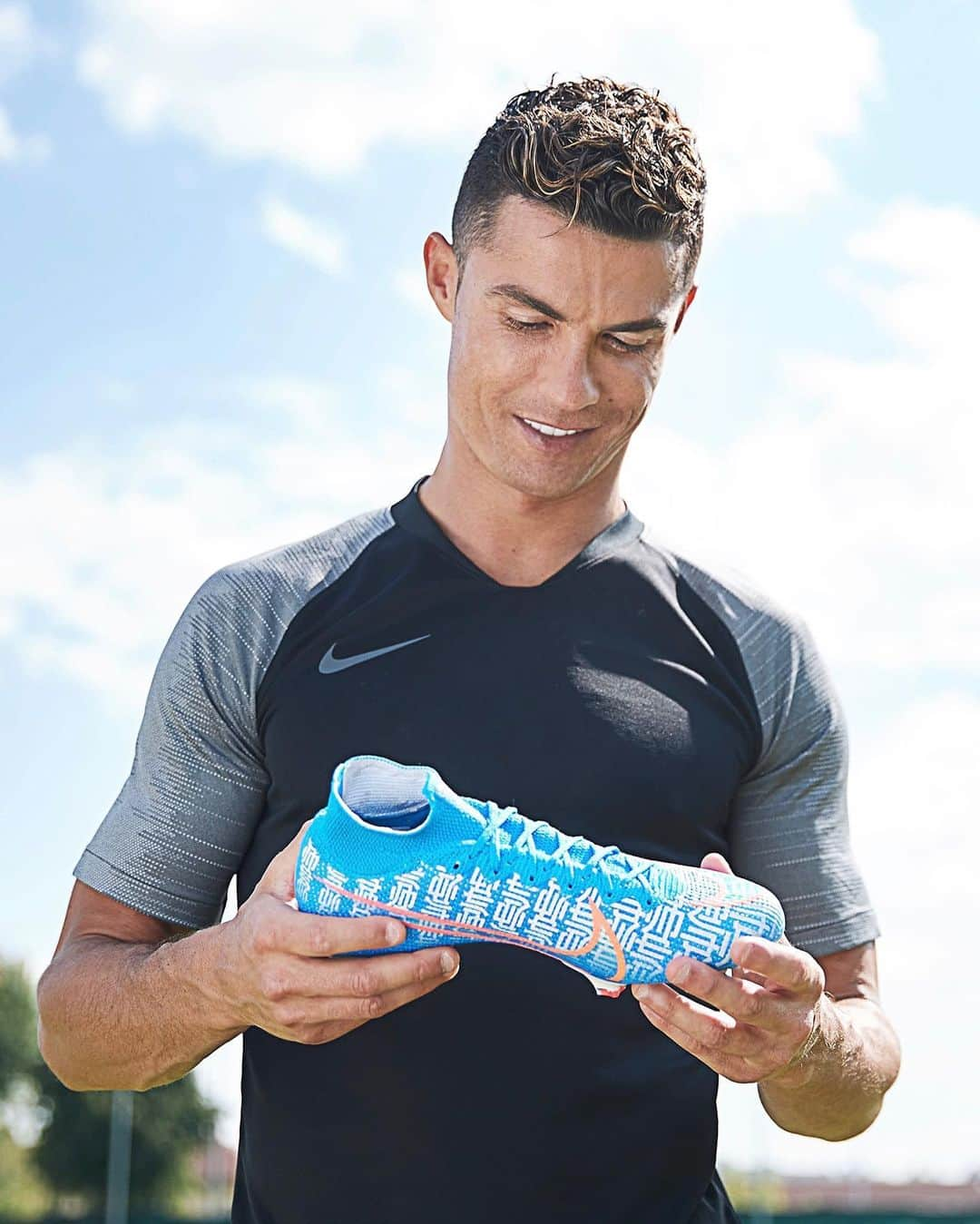 ナイキフットボールさんのインスタグラム写真 - (ナイキフットボールInstagram)「For the commanders of the pitch. 💪帅 @cristiano ⠀ ⠀ ⠀ Introducing the Mercurial Superfly 7 ‘Shuai’. Available today at Nike.com/Football ⠀ ⠀ ⠀ #shuai #cr7 #cristiano #mercurial #nikefootball #nikesoccer #nike #football #soccer ⠀ ⠀」7月17日 16時04分 - nikefootball