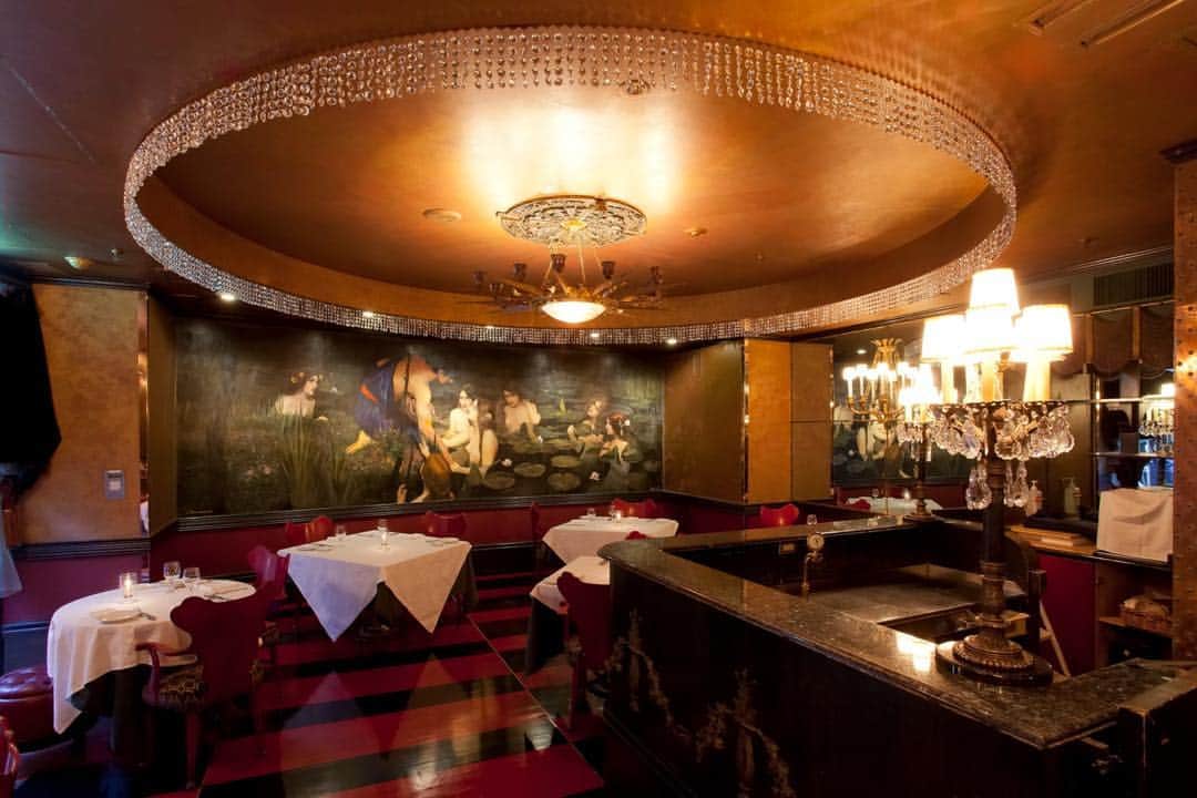 タブローズさんのインスタグラム写真 - (タブローズInstagram)「The grand atmosphere of Tableaux’s main dining area extends even into the sub dining area, with a mural of the 19th century classic, Hylas and the Nymphs. // #tableaux #tableauxdaikanyama #daikanyama #tokyo #japan #newamerican #newamericancuisine #wine #winecellar  #ウィン #代官山 #タブローズ #タブローズ #ニューアメリカン #ニューアメリカンキュイジーヌ #グルメ #代官山グルメ #代官山レストラン」7月17日 16時06分 - tableaux_gd