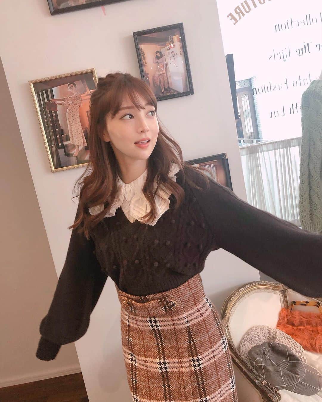 のインスタグラム：「DEICY冬の展示会に行ってきました♥️ 写真①②③のダークブラウンのニット、中に着ている白ブラウス 写真④⑤の黒のフリルニットをチェック✔️ プレスの皆さん可愛くて優しくて、遊びに行くのがいつも楽しい😍💕💕 届くのが待ち遠しい… . #deicy #展示会 #冬服」