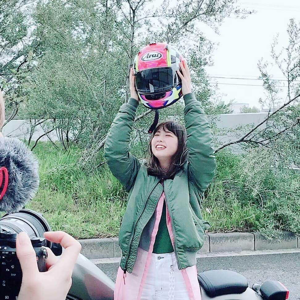 西田望見のインスタグラム：「#西田望見 debut mini album 「#女の子はDejlig」🌹 ✨発売まであと1週間✨  MV曲「フルスロットルで行こうぜ！」をプロデュースしてくださった、Shiggy Jr.の原田茂幸さんからお祝いメッセージをいただきました😌 . 🏍️🖤🏍️🖤🏍️ . この度はソロデビュー、おめでとうございます！素敵なタイミングで関わらせて頂いてとても嬉しいです！ バイクがお好きという事で、今回は打ち合わせの時からあった“フルスロットル”のイメージをそのまま曲にさせて頂いたのですが、なんと記念すべきソロ一発目のレコーディングということで！そんなドキドキ感だったり、キラキラ感みたいなものも歌に閉じ込められたんじゃないかと思います。 更なるフルスロットルなご活躍を楽しみにしています〜！ 原田茂幸（Shiggy Jr.） . 🏍️🖤🏍️🖤🏍️ . HPでは視聴もできますので、ぜひプロフィール→ @nozomiru_info のリンクからアクセスしてみてくださいね♡」